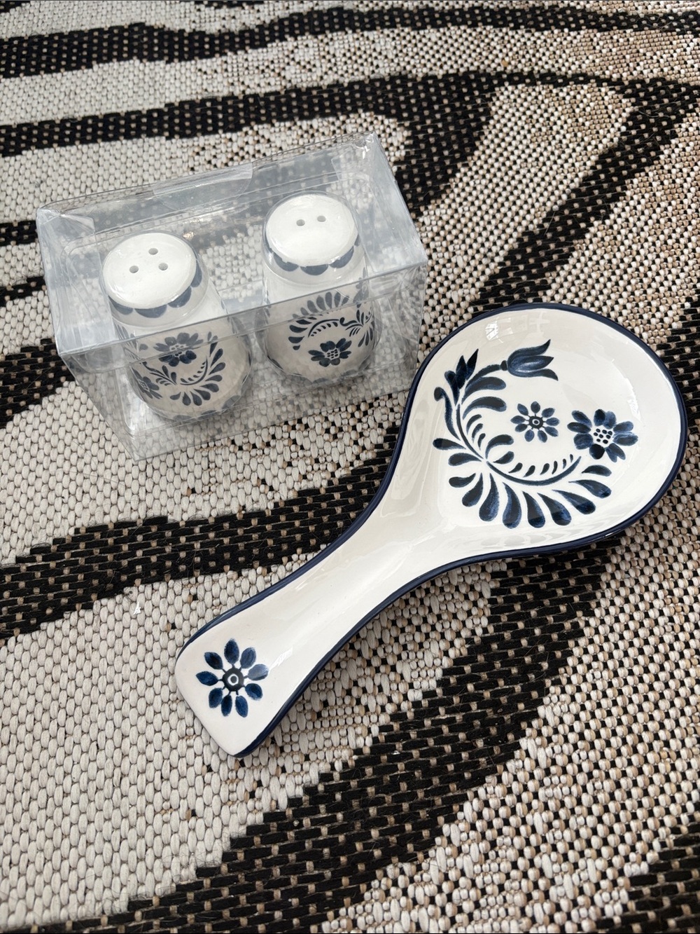 🆕Market Square Blue Toile Flowers Salt & Pepper Shakers And Spoon Rest